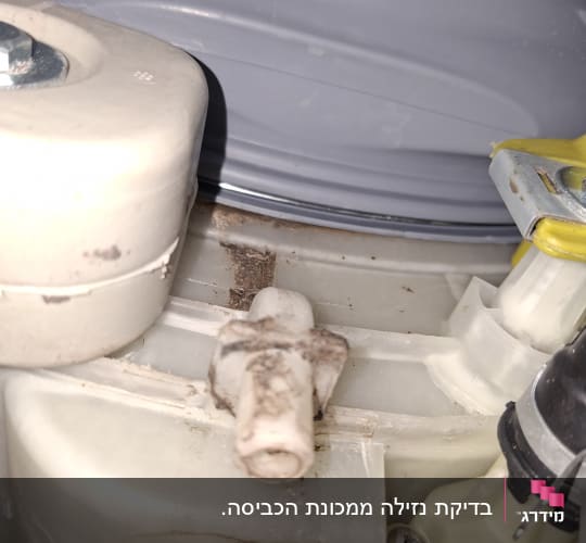 חלק פנימי של מכשיר חשמלי עם צינור וחיבורים